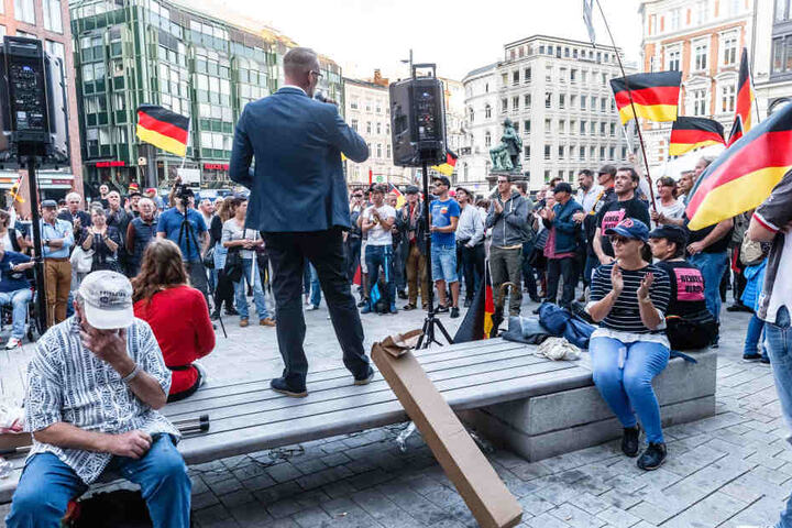 Dennis Augustin, Kreisvorsitzender des AfD Landesverbandes Südwest-Mecklenburg, spricht vor den Teilnehmern der "Merkel muss weg!" Kundgebung auf dem Gänsemarkt.