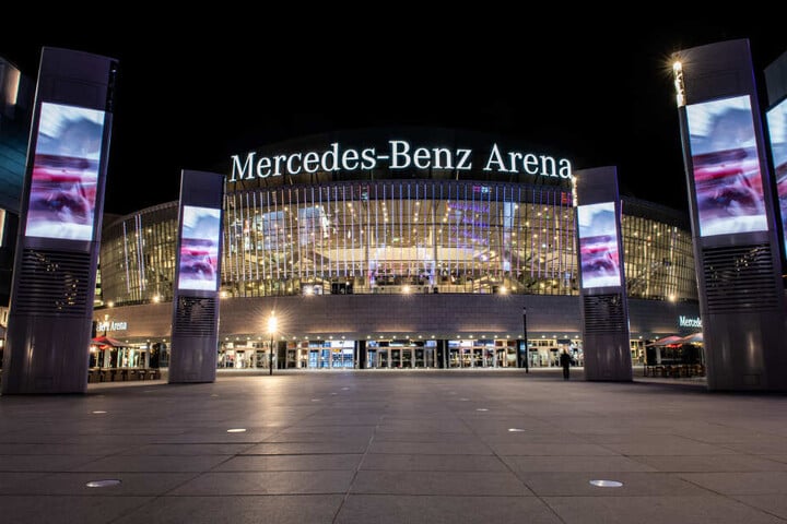 Sehr viel größer geht es in Berlin gar nicht: Die Mercedes-Benz Arena bietet Platz für 17.000 Besucher!