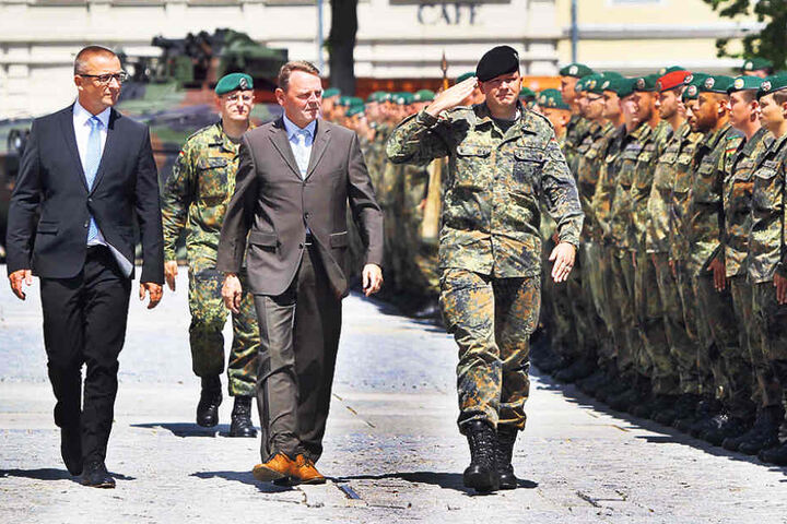 Am Mittwoch wurden die Soldaten auf dem Marienberger Marktplatz verabschiedet,
u.a. von Staatskanzlei-Chef Fritz Jaeckel (53, M.).