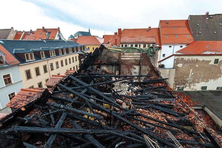 Der Dachstuhl der Brandruine ist zusammengebrochen, das Haus nicht mehr zu retten.