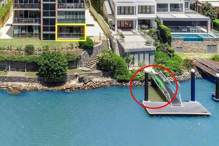 Im Kreis sieht man, welche Farbe das Wasser im Brisbane River wirklich hat.