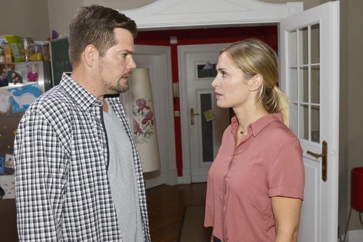 Nach der unangenehmen Entdeckung stellt Leon seine Ex-Freundin zur Rede.
