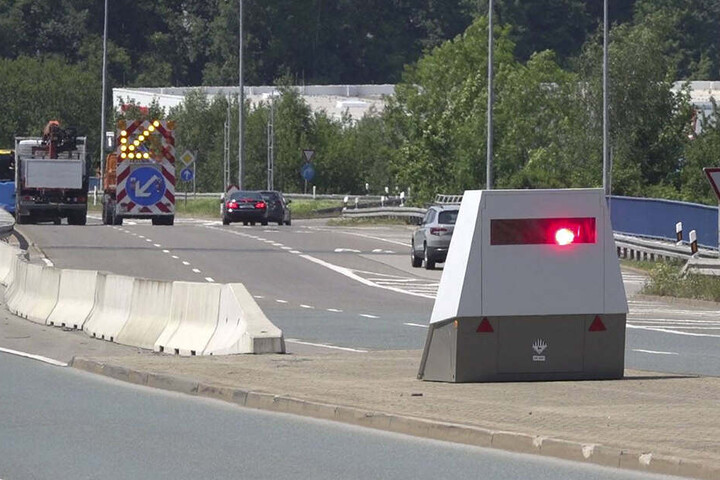 Der Blitzer ist mobil einsetzbar, erinnert optisch an einen Eisberg.