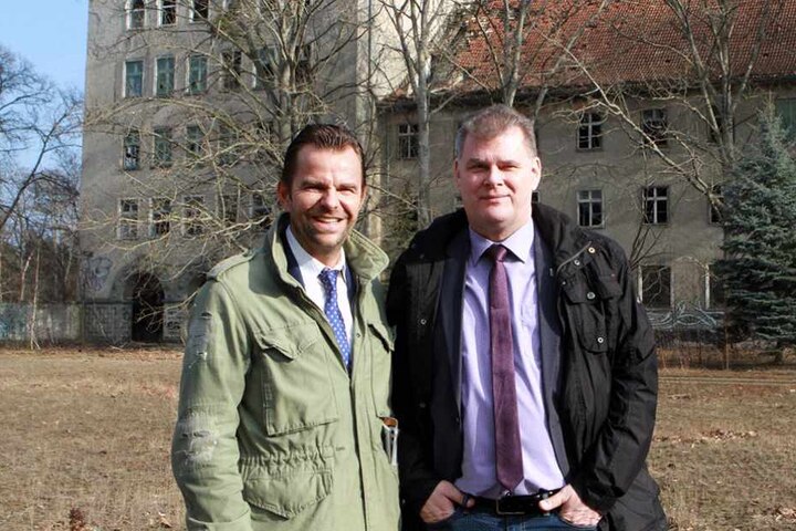 Der Firmenchef Robert Dahl vom Karls Erlebnis-Dorf (l) und der Bürgermeister Holger Schreiber (Parteilos). Karls Erlebnis-Dorf ist eines der Tourismusmagnete von Wustermark.