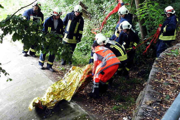 Die Kameraden der Freiwilligen Feuerwehr mussten den Verunglückten auf einer Bahre stabilisieren.