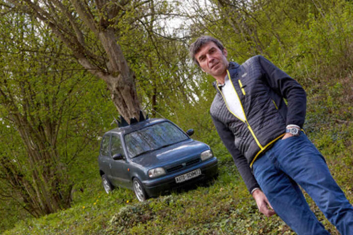 Peter Schmitz hätte nach eigenen Angaben schon ausgesorgt, wenn er jedesmal Geld dafür bekommen würde, wenn er für ein Foto vor dem Auto posieren soll.