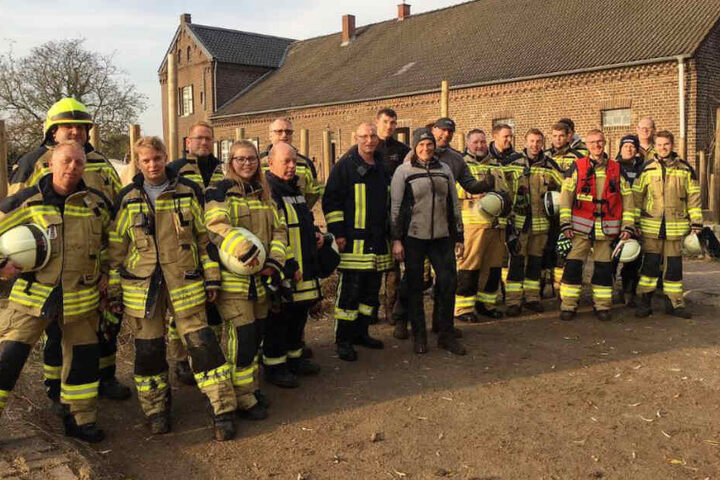 Das sind sie - die Helden von Rheurdt! Mit ihrer Hilfe konnten die acht Pferde aus dem Schlammloch gerettet werden.