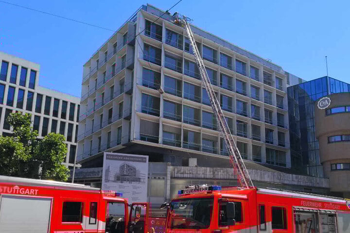 Feuerwehr vor dem Gebäude.