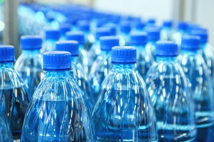 Die betrunkene Fahrerin krachte ausgerechnet in ein Plakat für Mineralwasser-Werbung. (Symbolbild)