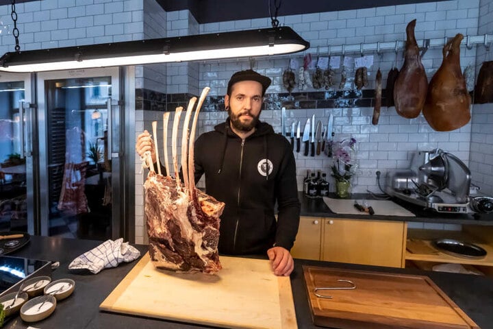 Nur vom Feinsten: In Eric Heims (33) Delikatessengeschäft auf der Hermannstraße 8 kommen nicht nur Fleischfresser auf ihre Kosten.