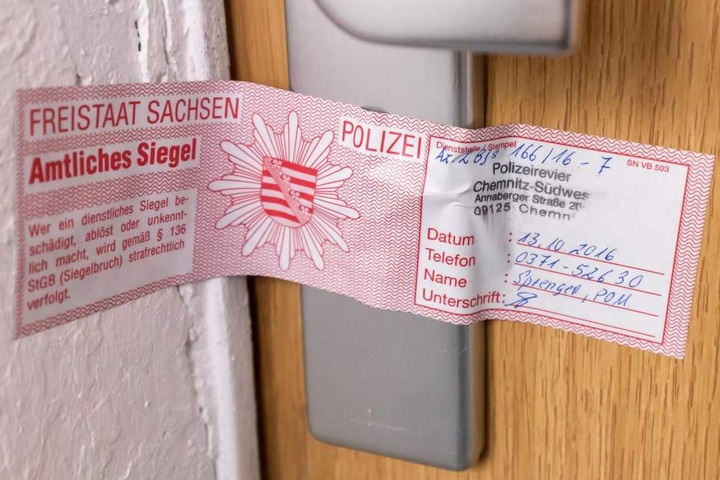Die Wohnungstür ist noch immer polizeilich abgesperrt.