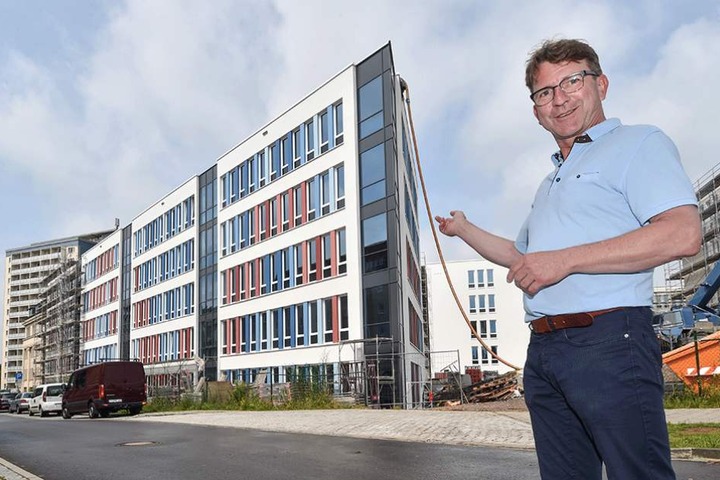 Architekt und Planungskoordinator Rainer Lißner (53) steht vor einem Teil der fertiggestellten Fassade des neuen Technischen Rathauses Chemnitz.