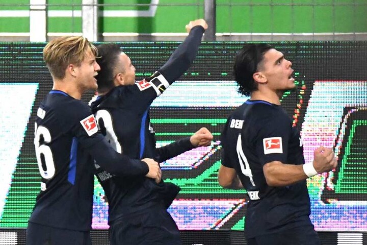 Herthas Karim Rekik (r) bejubelt sein Tor zum 2:2 gegen den VfL Wolfsburg mit Arne Maier (l) und Vedad Ibisevic.