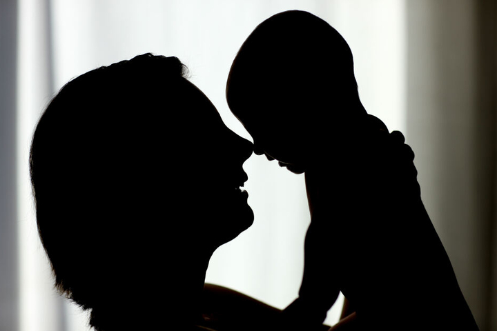 Baby Karl hatte es eilig und wurde gesund und munter auf der Autobahn geboren. (Symbolbild)