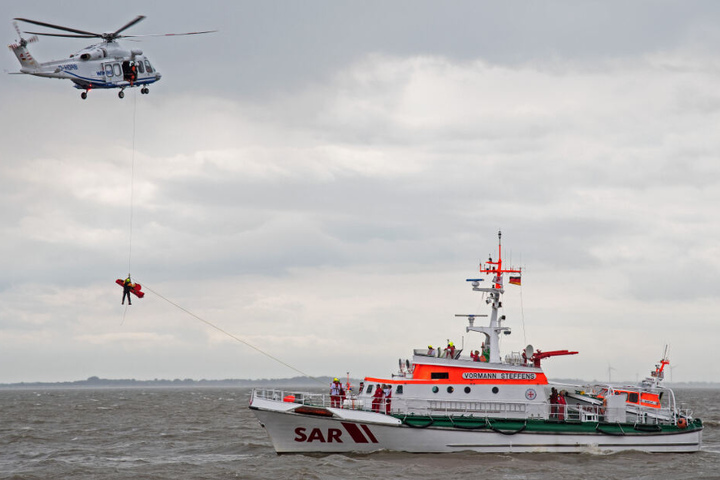 Bei der Suche kam neben einem Schiff auch ein Hubschrauber zum Einsatz.