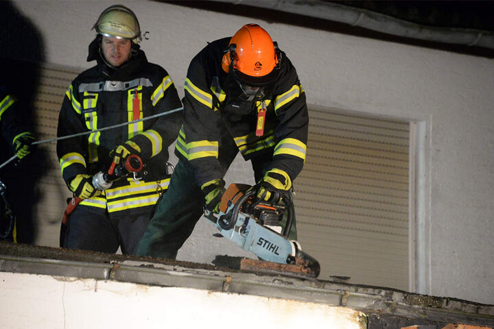 Weil sich die Flammen schnell ausbreiteten, musste das Dach aufgesägt werden, um letzte Glutnester zu beseitigen.