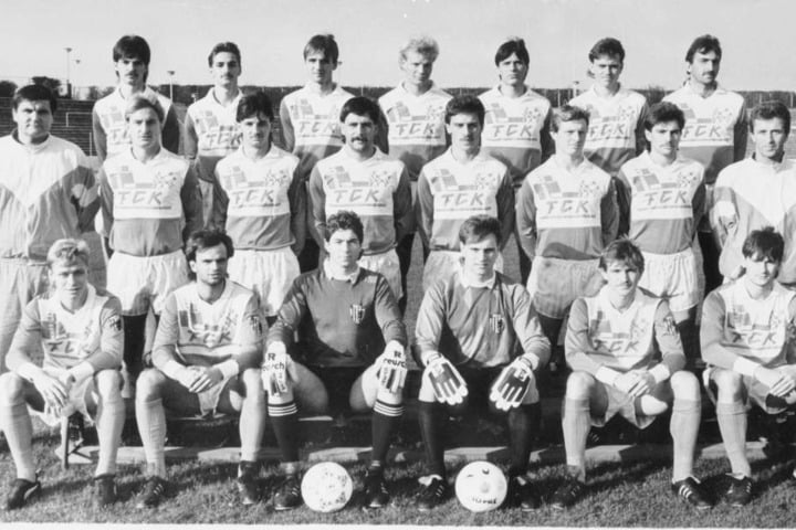 Hans Meyer (l.) als Trainer des FCK in der Saison 1989/90, Steffen Ziffert (oben, 3.v.l.) war Spieler - wie Torsten Bittermann (unten r.), Holger Hiemann (u.3.v.r.) und Sven Köhler (unten l.).