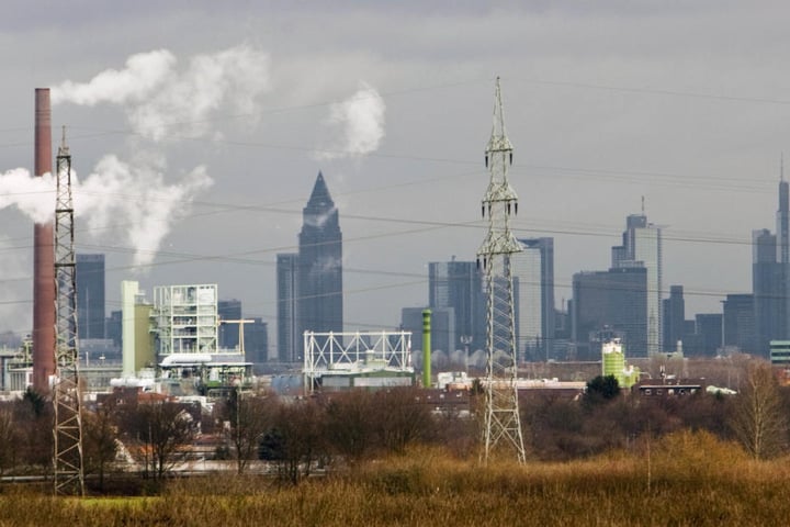 Auch in Frankfurt bleibt es am Samstag und Sonntag düster. (Symbolbild)
