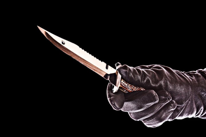 Der Mann bedrohte die Kassiererin mit einem Messer.