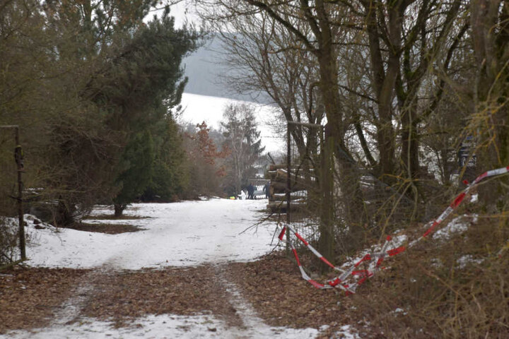 Hinweise, die auf ein Gewaltverbrechen hindeuten könnten, gab es zunächst nicht. In der Hütte befand sich nach Polizeiangaben ein Holzofen, der während der Feier in Betrieb war.
