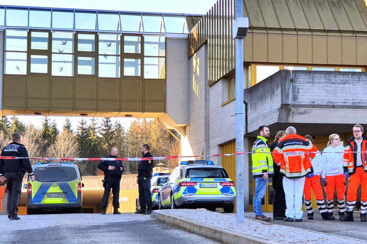 Einsatzkräfte der Polizei und der Rettungsdienste beim Einsatz am Jobcenter in Rottweil.