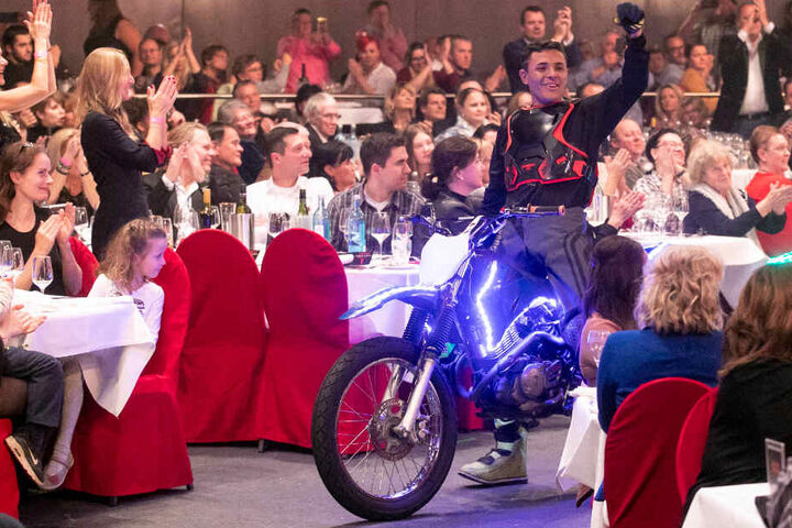 Nach ihrem spektakulären Auftritt in der Metallkugel knattern die "Devil Riders" durchs Publikum.