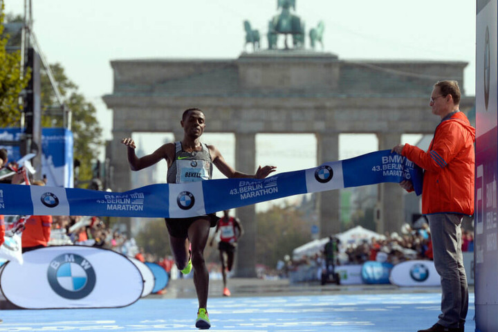 Der Äthiopier Kenenisa Bekele freut sich nach dem 43. Berlin-Marathon in Berlin als Sieger im Ziel. (Archivbild)