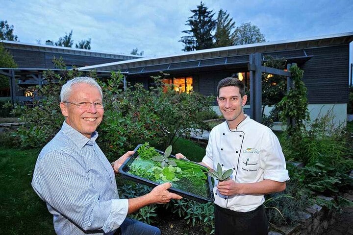 Inhaber Norbert Hanussek (63) und Küchenchef Ronny Otremba (33) schnuppern
sich durch ihren Kräutergarten.