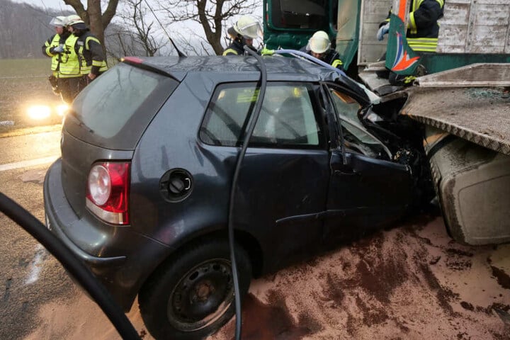 Der VW Polo schob sich bis zur Frontscheibe unter den Holztransporter.