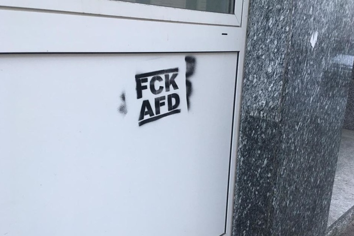 Mit einer Schablone wurde "FCK AFD" an das Gebäude gesprüht. 