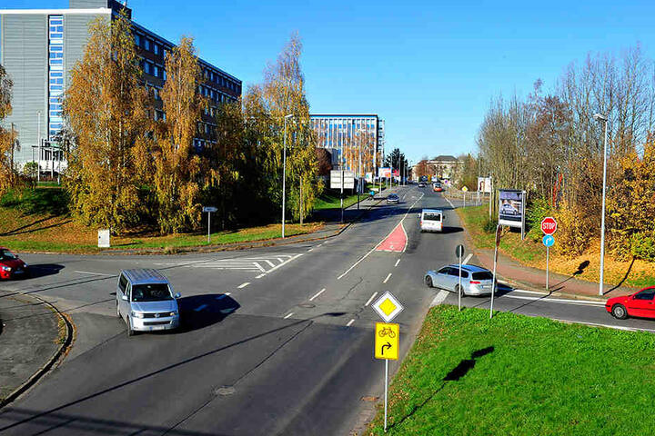Weil es an der Neefestraße in der Abfahrt zur Jagdschänkenstraße immer wieder kracht, soll der Knotenpunkt komplett umgebaut werden.