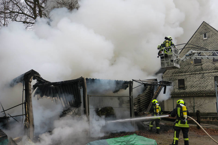 Die Feuerwehr konnte die Scheune nicht mehr retten.