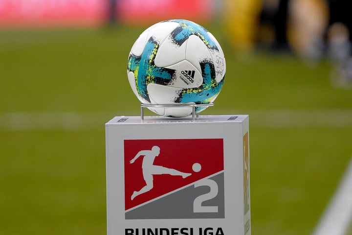 Ein Fußball steht vor dem Spiel auf dem Spielfeld.