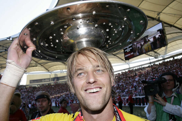 Mit der Meisterschale 2007: VfB-Legende Timo Hildebrand.