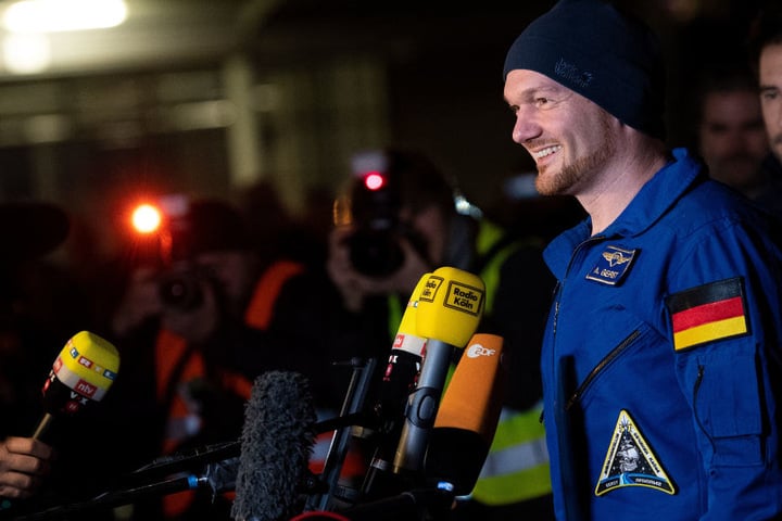 Astronaut Alexander Gerst (42) gibt nach seiner Ankunft am Flughafen Köln/Bonn ein Pressestatement.