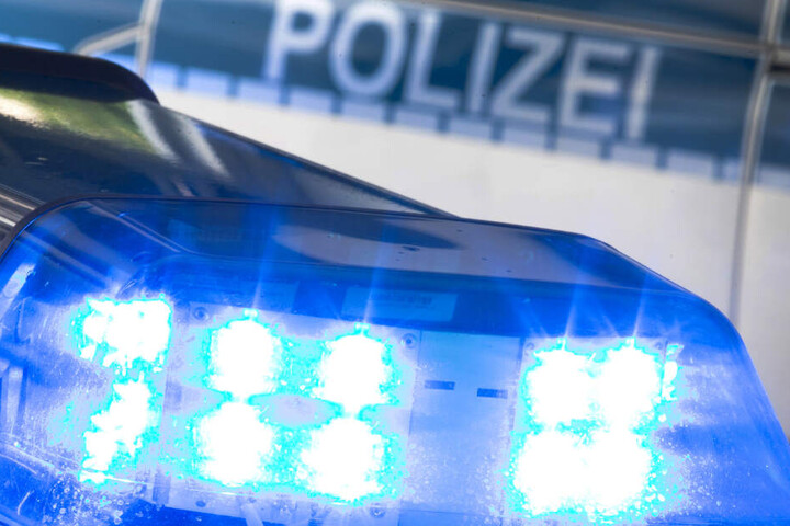 Die Polizei fuhr mit Blaulicht zu dem Einsatz. (Symbolbild)