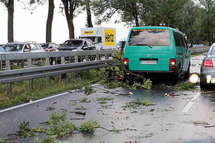 Nach Starkregen und starken Winden behindern umgestürzte Bäume und abgebrochene Äste auf der Bundesstraße 1/5 in Höhe Hoppegarten den Feierabendverkehr.