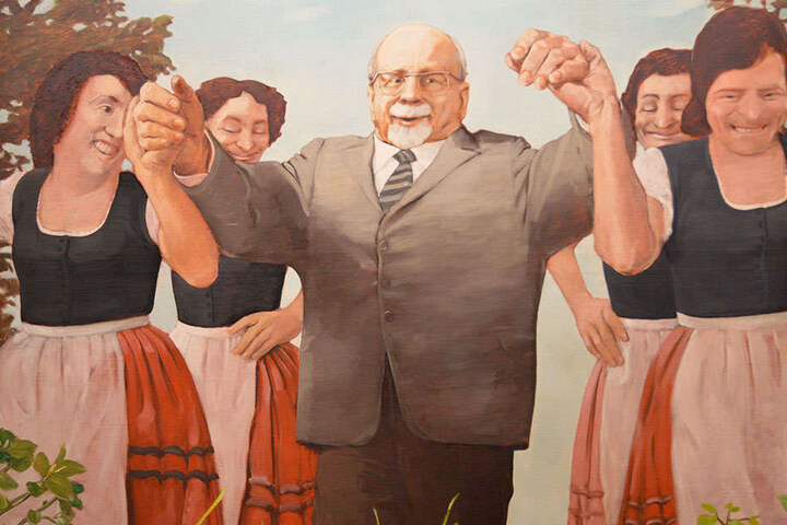Den SED-Chef Walter
Ulbricht bannte
Johannes Grützke
1970 umweibt von
Mägden auf Leinwand.