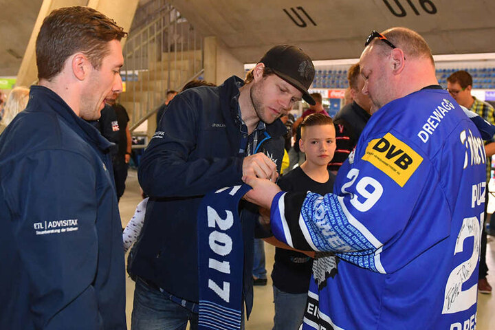 Die Spieler gaben fleißig Autogramme, hier Brendan Cook (l.) und Pat Baum.