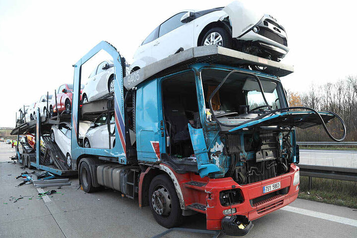 Die geladenen Fahrzeuge wurden zum Teil beschädigt.
