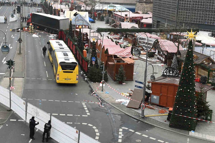 Noch ist der Mann, der in Berlin am Breitscheidplatz zwölf Menschen tötete, nicht gefasst.