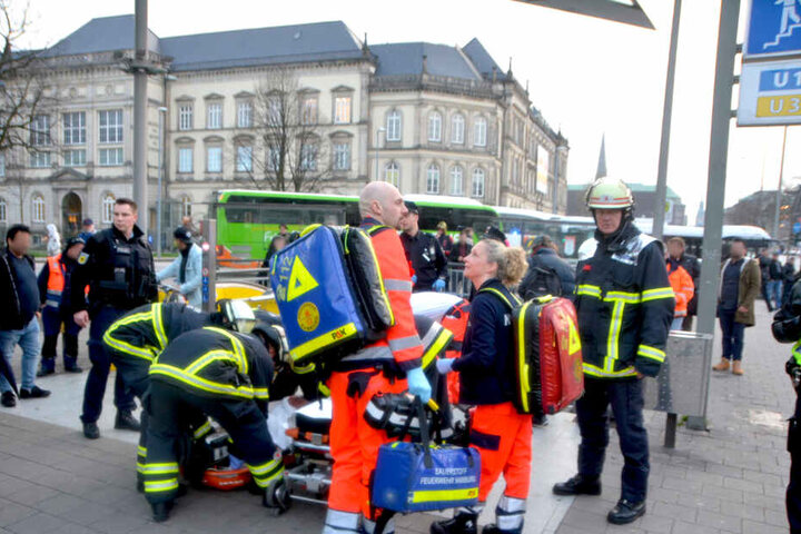 Rettungskräfte versorgen den schwerverletzten Mann noch vor Ort, bevor sie mit ihm ins Krankenhaus eilen.