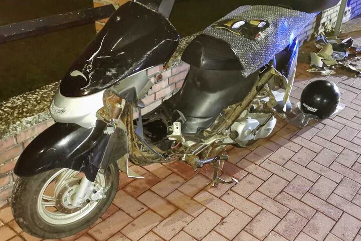 Der Roller wurde bei dem Zusammenprall mit dem Schild stark beschädigt.