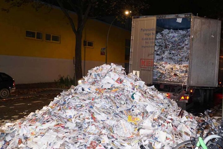 Ein Teil des Altpapiers war von der Ladefläche auf die Straße gerutscht.