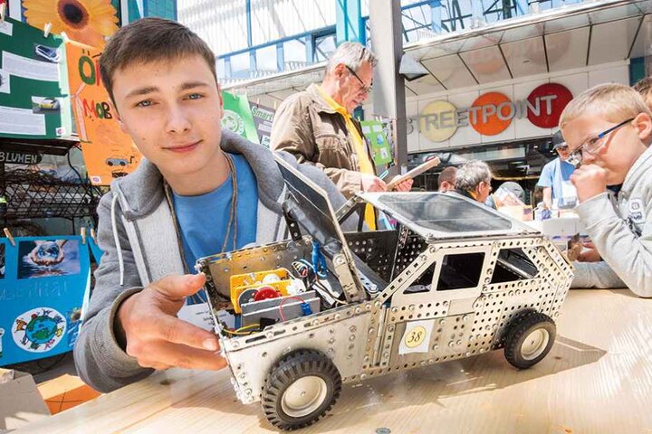Solar kann noch mehr: Mechatronik-Azubi Kevin (17) zeigt seinen rundum beleuchteten Metallkasten-Nachbau eines Golf 1.