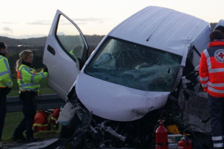 Der Fahrer des Kleintransporters verstarb noch an der Unfallstelle.