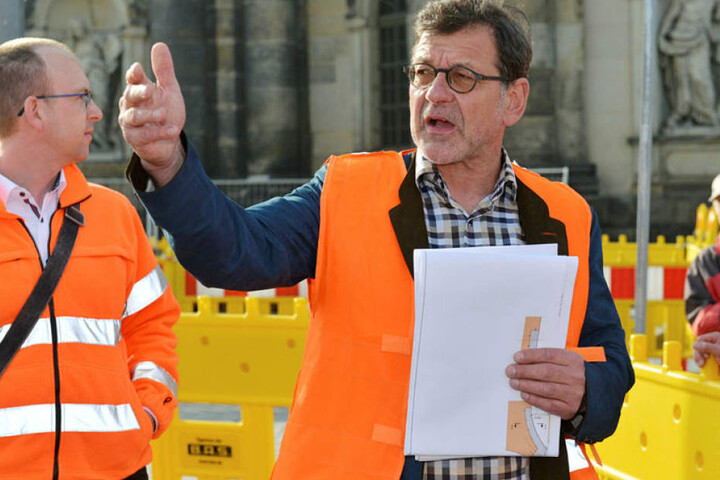 Er hat die Faxen dicke: Reinhard Koettnitz (62), Chef im Straßen- und Tiefbauamt der Stadt, lässt jetzt eine einspurige Marienbrücke prüfen.