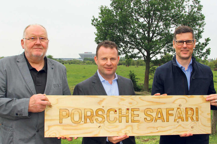 Sie starteten gestern das Projekt "Porsche-Safari": Detlef Bäsler, Leiter der Leipziger Auwaldstation, Leipzigs Porsche-Chef Gerd Rupp und Dr. Joachim Lamla, kaufmännischer Geschäftsführer des Porsche-Werks (v.l.n.r.).