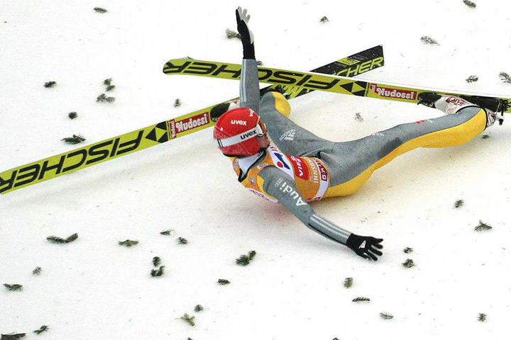 Schwer gestürzt. Der Gesamtweltcup-Führende Richard Freitag kann nun Kamil Stoch bei der Tournee nicht mehr überholen.