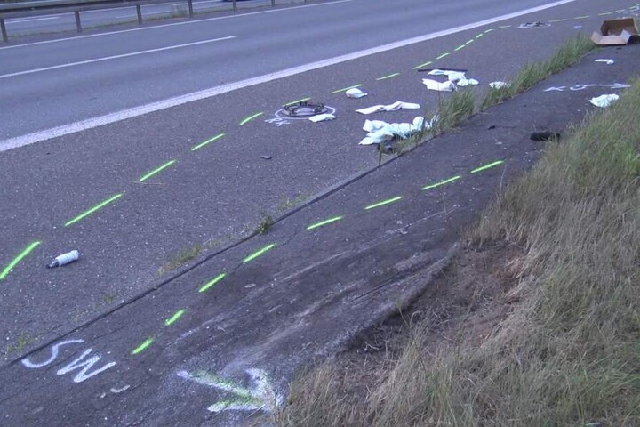 Am Unfallort deuteten Spuren auf den schweren Verkehrsunfall hin.